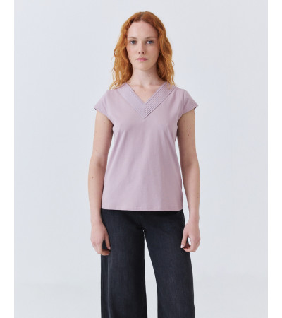 Camiseta de Cuello V con Detalle de Pliegues | MULAYA