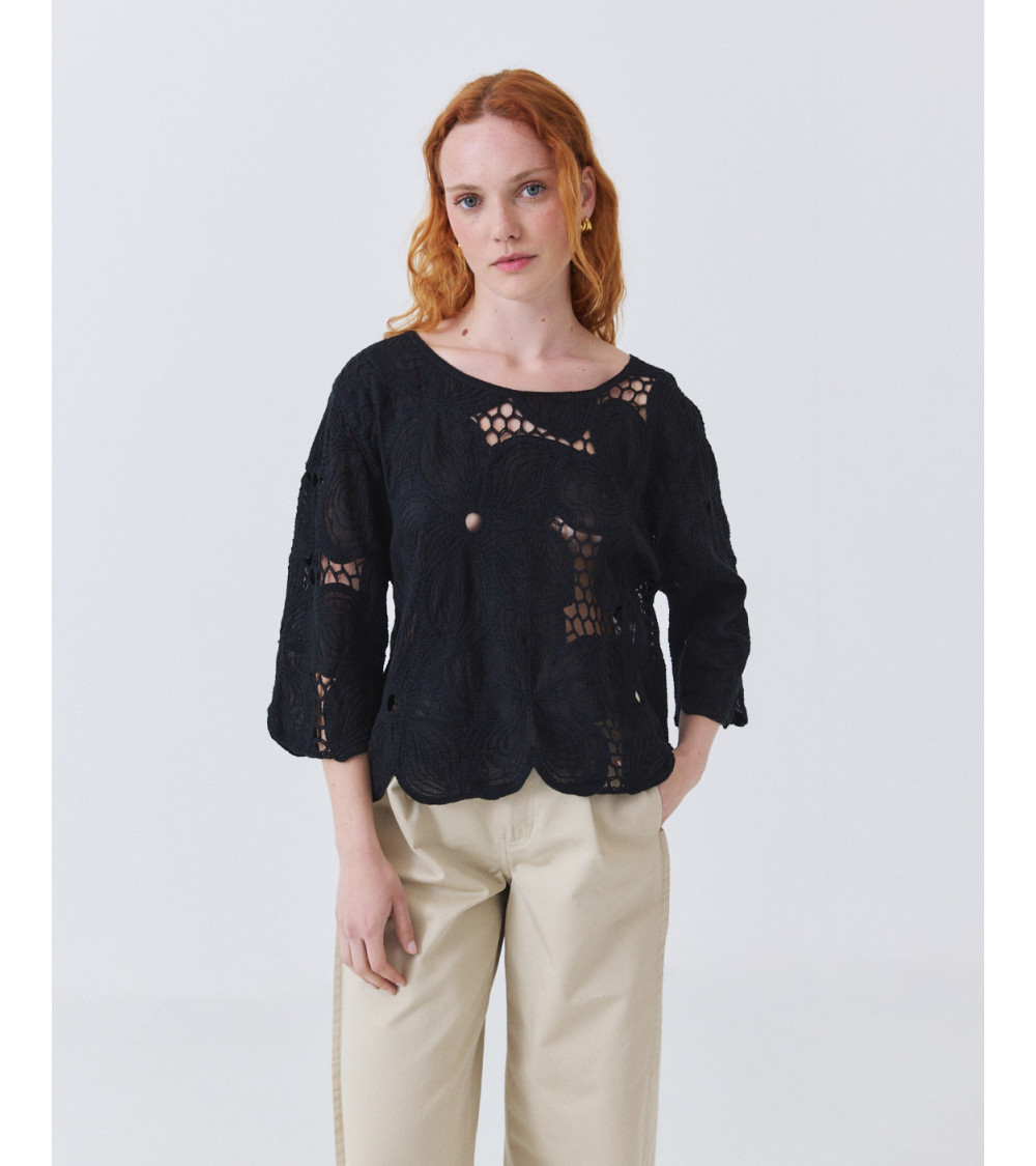 BLUSA DE ALGODÓN CON BORDADOS FLORALES Y CROCHET | MULAYA