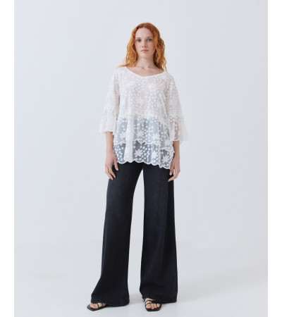 : BLUSA BLANCA DE ALGODÓN CON BORDADOS Y VOLANTES | MULAYA