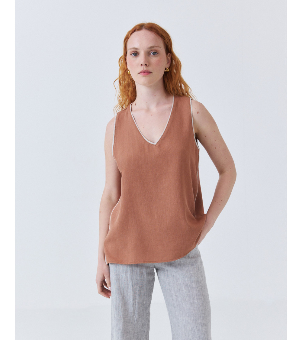 BLUSA FLUIDA CUELLO PICO CON VIVOS A CONTRASTE | MULAYA