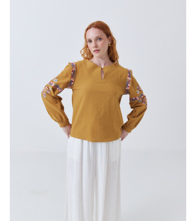 BLUSA DETALLE BORDADO Y VOLANTES EN HOMBROS | MULAYA