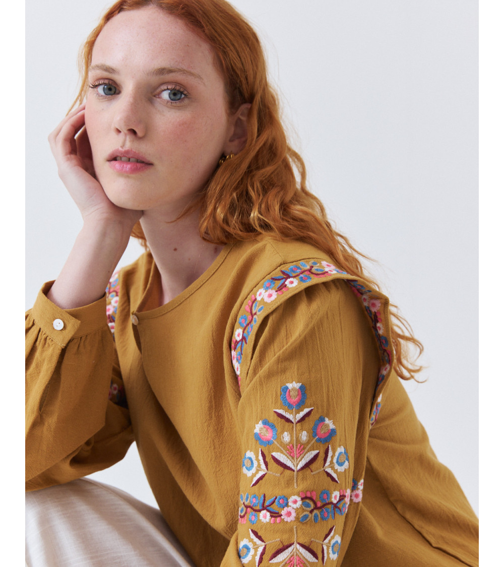 BLUSA DETALLE BORDADO Y VOLANTES EN HOMBROS | MULAYA