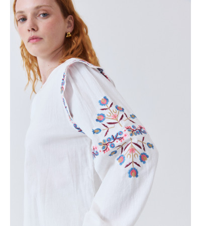 BLUSA DETALLE BORDADO Y VOLANTES EN HOMBROS | MULAYA