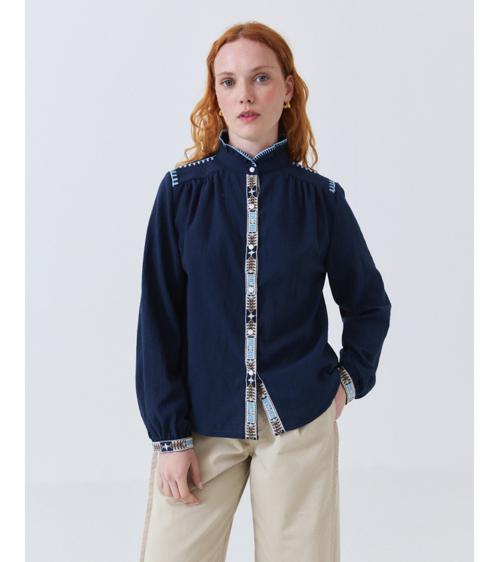 CAMISA CON BORDADOS ÉTNICOS Y CUELLO MAO | MULAYA