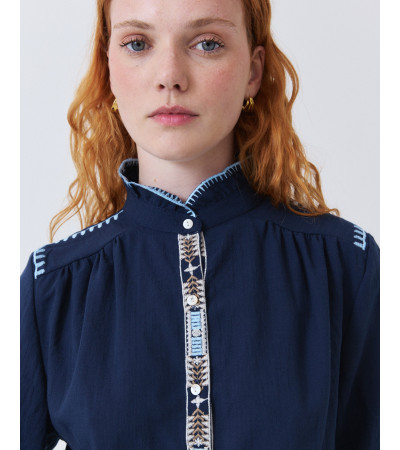 CAMISA CON BORDADOS ÉTNICOS Y CUELLO MAO | MULAYA