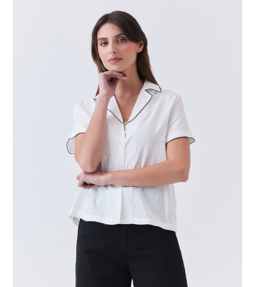 Camisa Manga Corta con Vivo a Contraste y Bordados | MULAYA