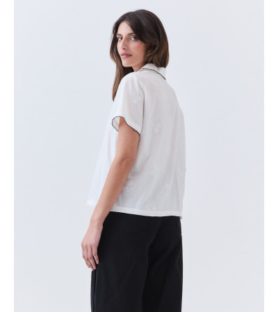 Camisa Manga Corta con Vivo a Contraste y Bordados | MULAYA