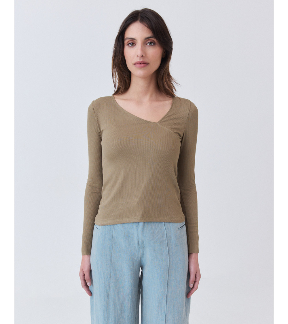 Camiseta Asimétrica de Manga Larga y Cuello Pico | MULAYA