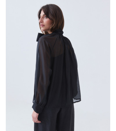 Blusa Semitransparente con Cuello Alta y Lazada | MULAYA