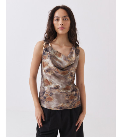 Blusa Estampada con Cuello Desbocado y Aplique Dorado | MULAYA