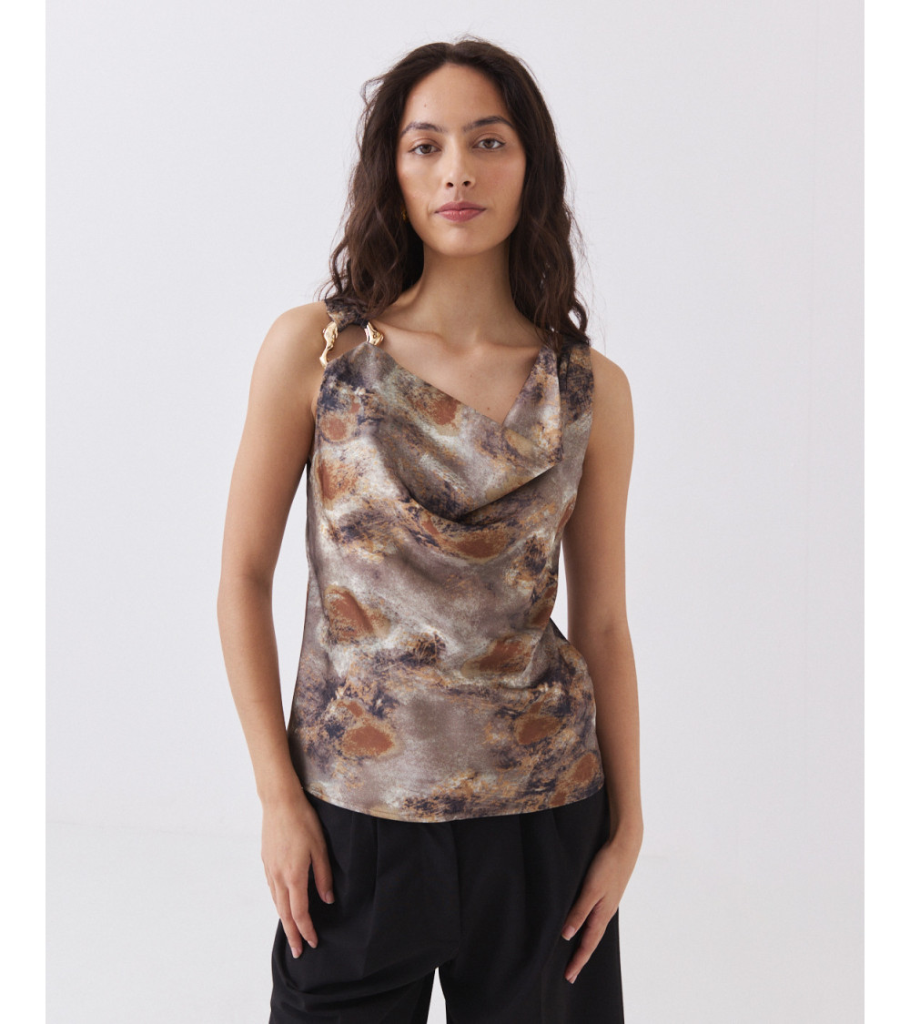 Blusa Estampada con Cuello Desbocado y Aplique Dorado | MULAYA