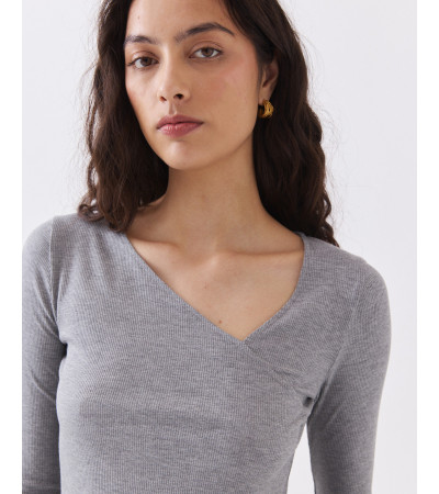 Camiseta Asimétrica de Manga Larga y Cuello Pico | MULAYA