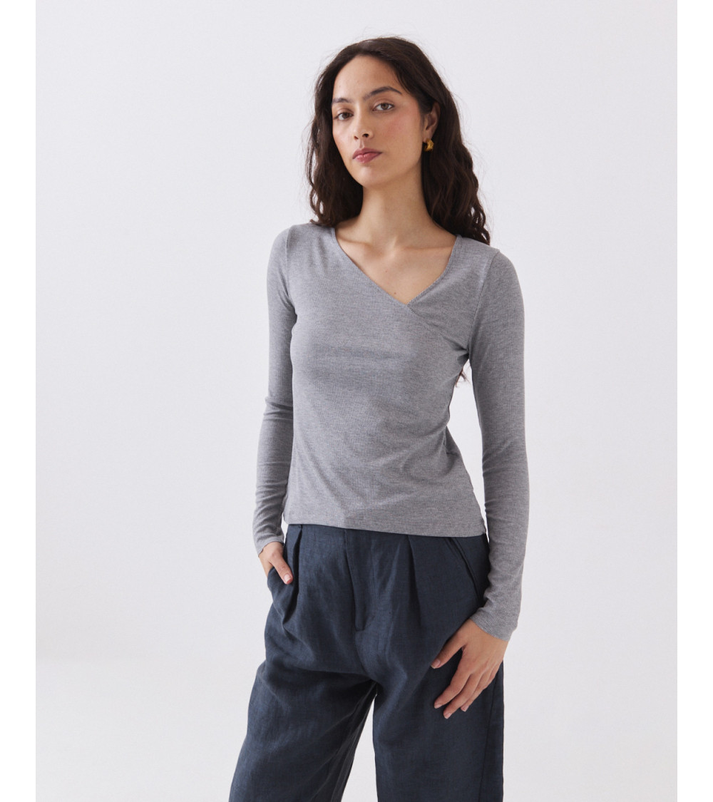 Camiseta Asimétrica de Manga Larga y Cuello Pico | MULAYA