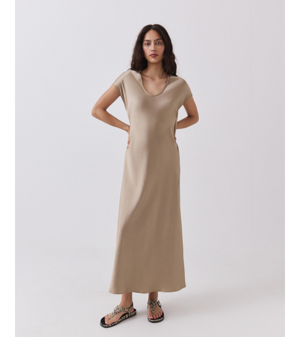 Vestido Largo Satinado con Cuello en Pico | MULAYA