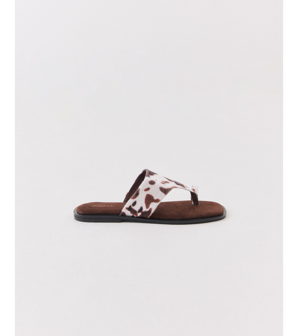 Sandalia Plana de Dedo con Estampado de Vaca | MULAYA