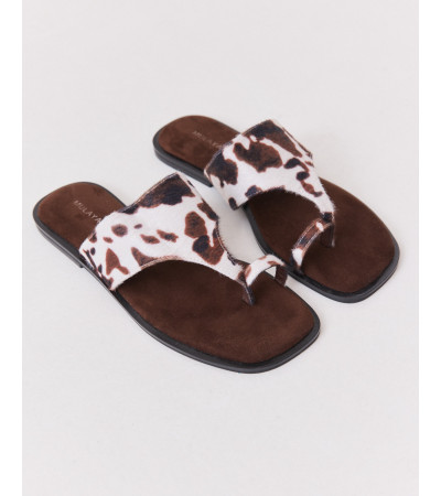 Sandalia Plana de Dedo con Estampado de Vaca | MULAYA