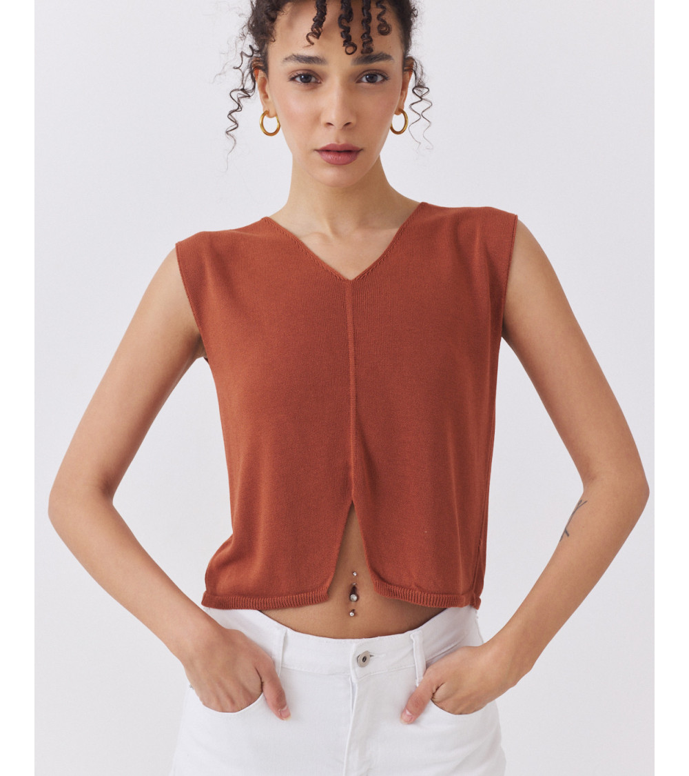 TOP DE PUNTO CON ESCOTE EN PICO Y APERTURA FRONTAL | MULAYA