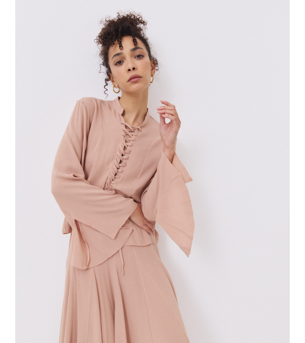 BLUSA CUELLO MAO ESCOTE ENTRELAZADO | MULAYA