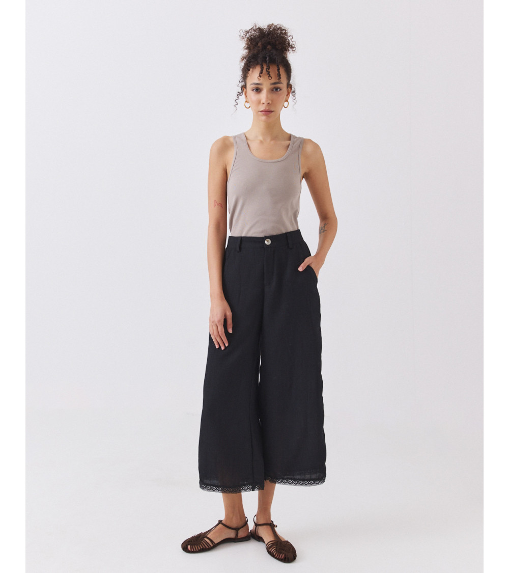 PANTALÓN FLUIDO CON BAJO DE ENCAJE Y BOLSILLOS | MULAYA