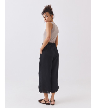 PANTALÓN FLUIDO CON BAJO DE ENCAJE Y BOLSILLOS | MULAYA