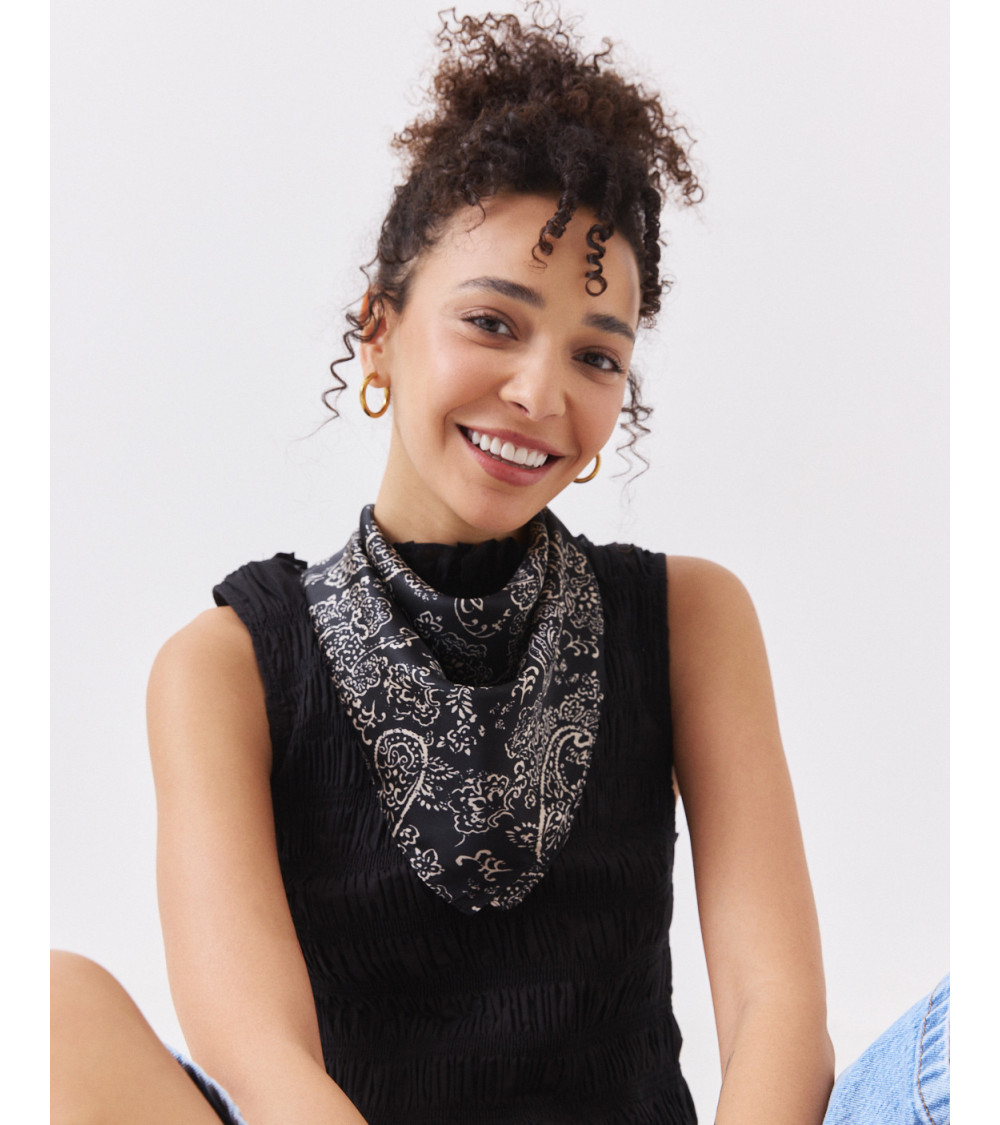 PAÑUELO BANDANA CUADRADO CON ESTAMPADO FLORAL | MULAYA