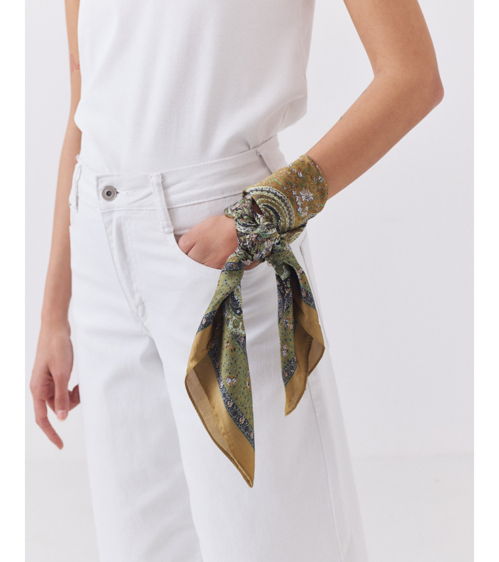 PAÑUELO BANDANA CUADRADO CON ESTAMPADO PAISLEY | MULAYA