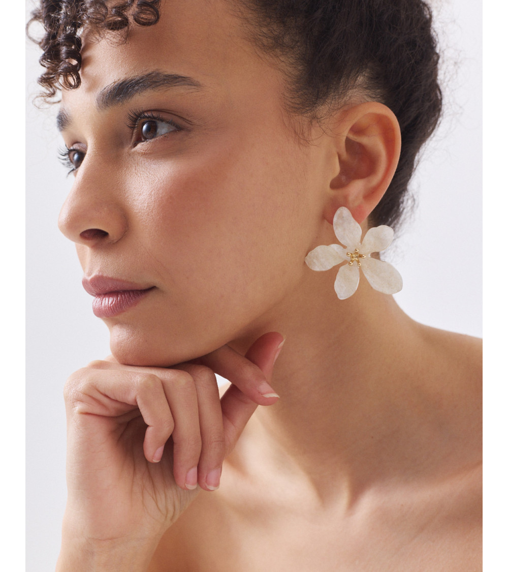 Pendiente de Flor con Detalle Dorado Central | MULAYA