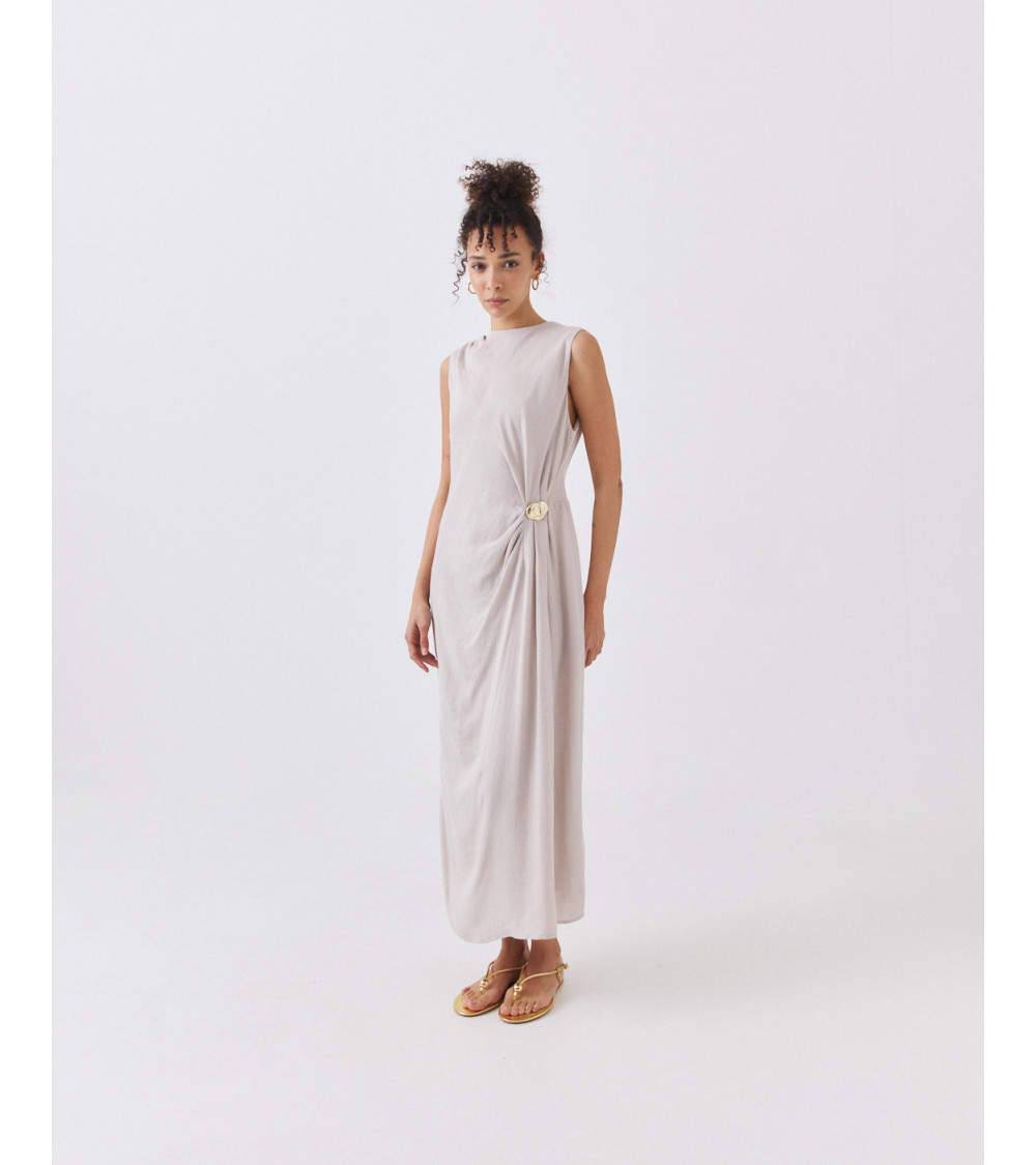 VESTIDO LARGO CON APLIQUE DORADO Y FRUNCIDO | MULAYA