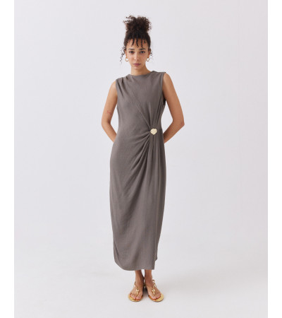 VESTIDO LARGO CON APLIQUE DORADO Y FRUNCIDO | MULAYA