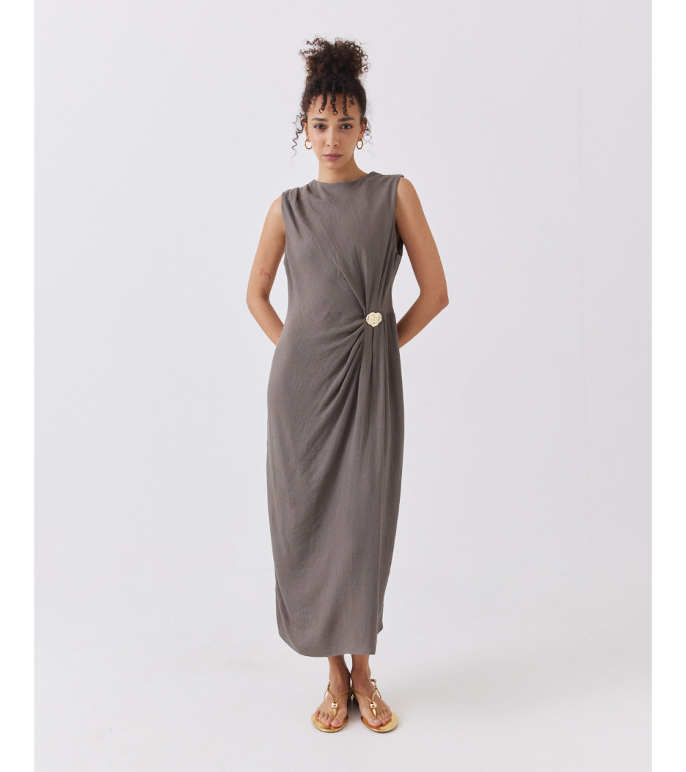 VESTIDO LARGO CON APLIQUE DORADO Y FRUNCIDO | MULAYA