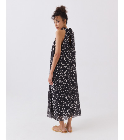 VESTIDO LARGO CON CUELLO HALTER Y ESCOTE TRASERO | MULAYA