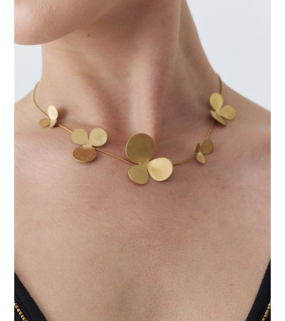 COLLAR CORTO DE ACERO CON MÚLTIPLES FLORES | MULAYA