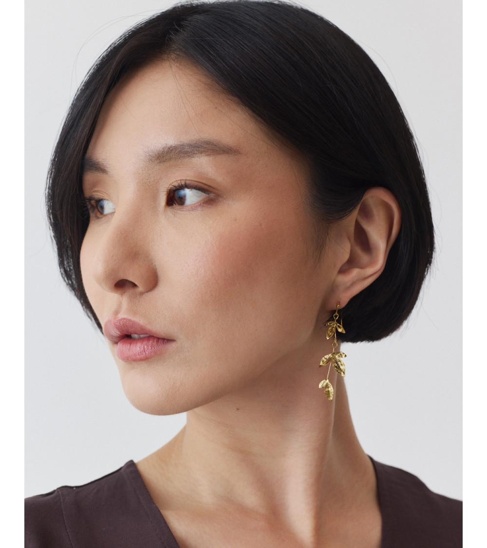 PENDIENTES LARGOS DE ACERO CON DISEÑO DE HOJAS | MULAYA