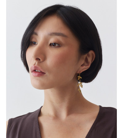 PENDIENTES LARGOS DE ACERO CON DISEÑO DE HOJAS | MULAYA