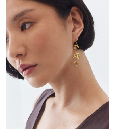 PENDIENTES LARGOS DE ACERO CON DISEÑO DE HOJAS | MULAYA