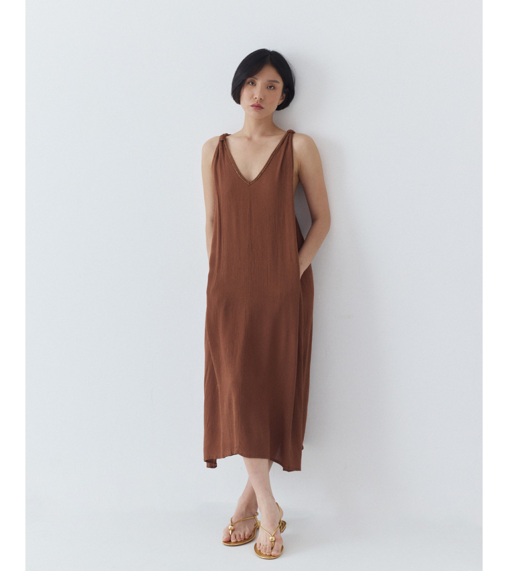 VESTIDO LARGO CUELLO PICO CON DETALLES BRILLANTES | MULAYA