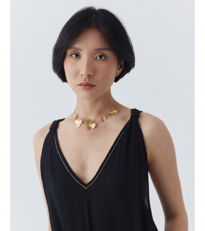 VESTIDO LARGO CUELLO PICO CON DETALLES BRILLANTES | MULAYA