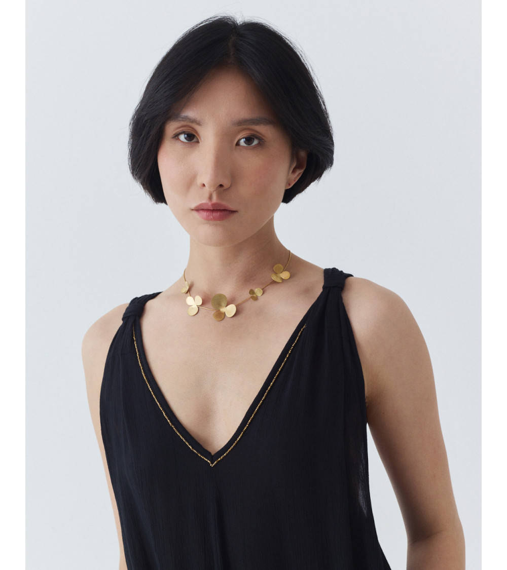 VESTIDO LARGO CUELLO PICO CON DETALLES BRILLANTES | MULAYA