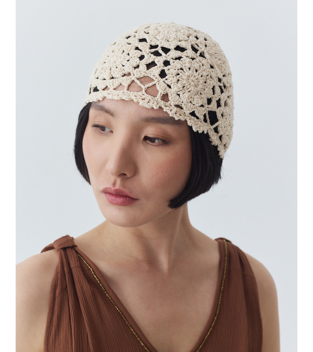 GORRO DE CROCHET CON TEJIDO FLORAL CALADO | MULAYA