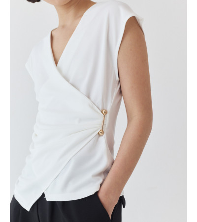 TOP CRUZADO CON DETALLE DORADO Y DRAPEADO | MULAYA