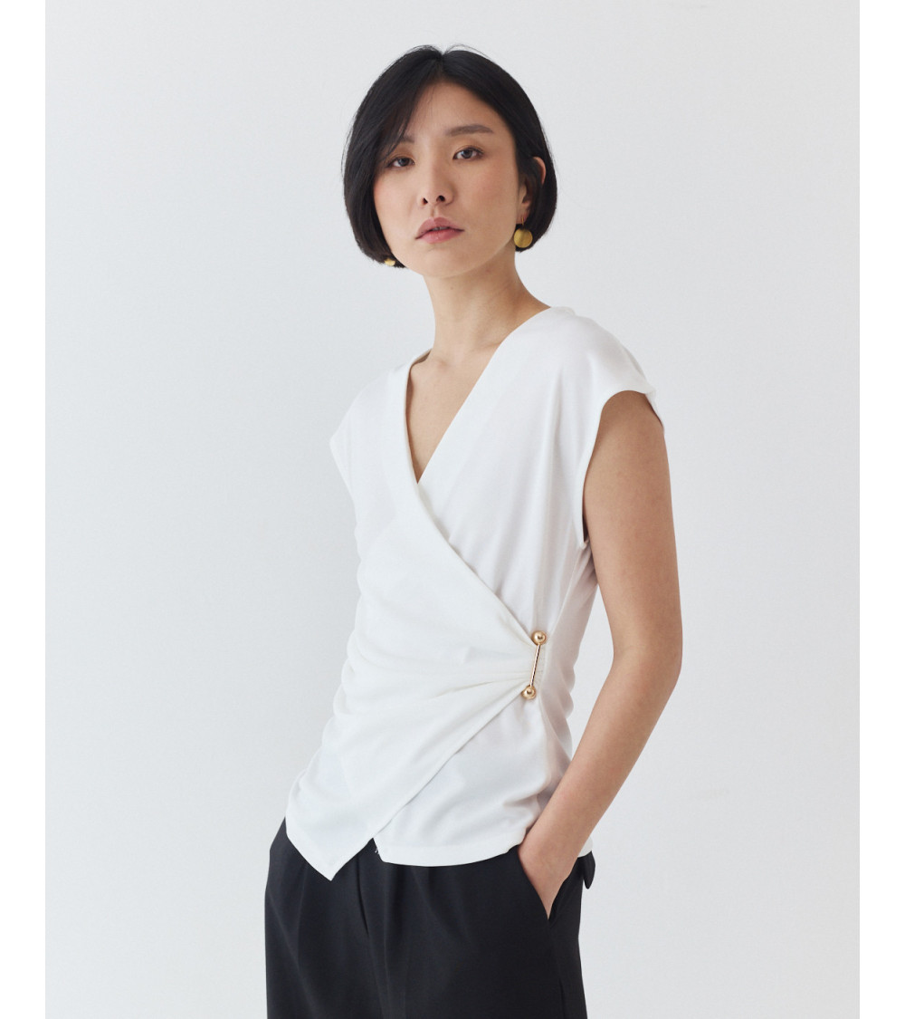 TOP CRUZADO CON DETALLE DORADO Y DRAPEADO | MULAYA