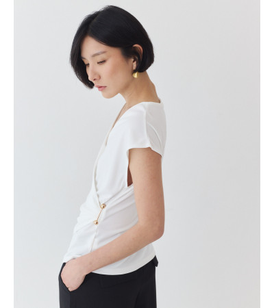 TOP CRUZADO CON DETALLE DORADO Y DRAPEADO | MULAYA