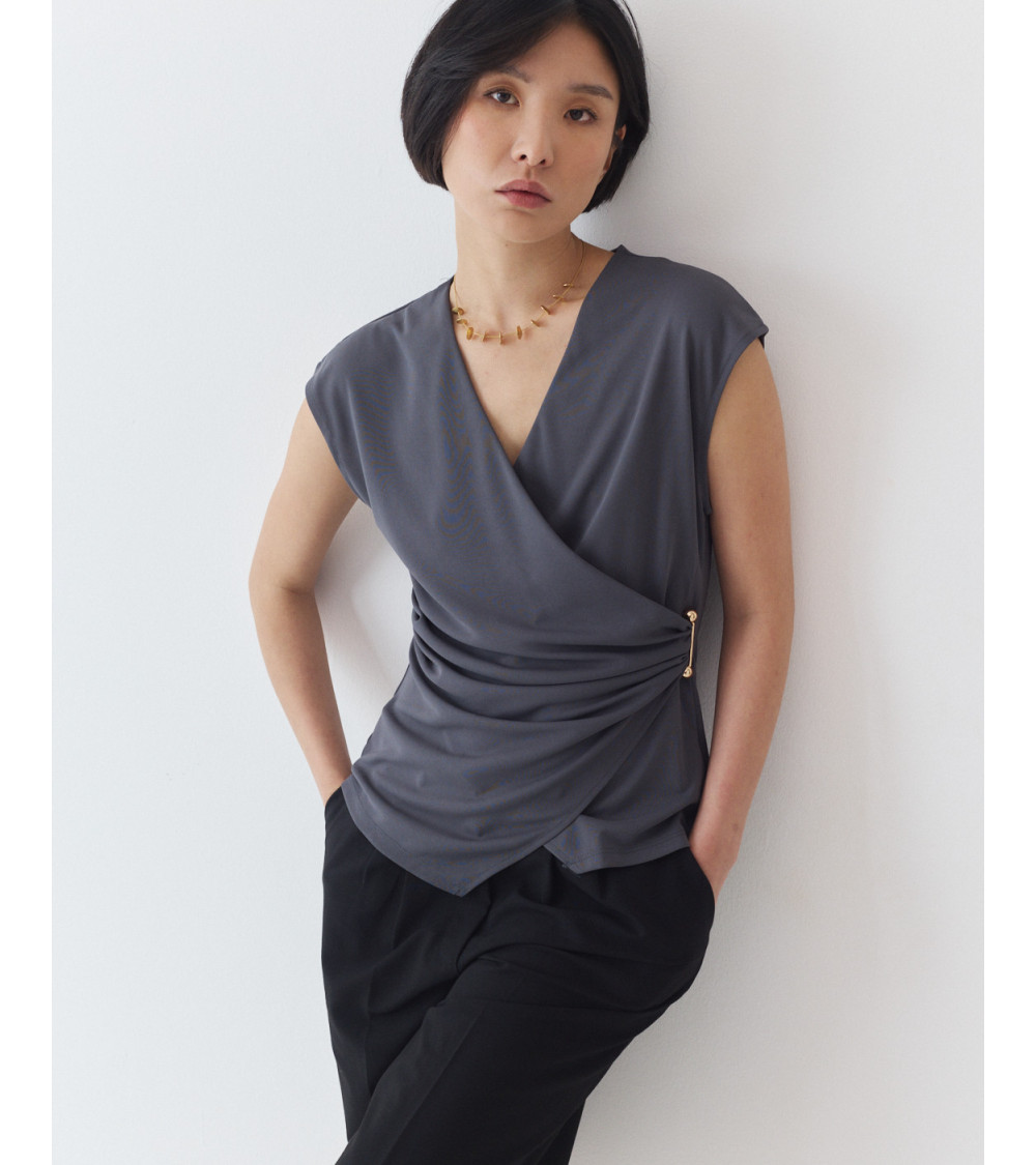 TOP CRUZADO CON DETALLE DORADO Y DRAPEADO | MULAYA