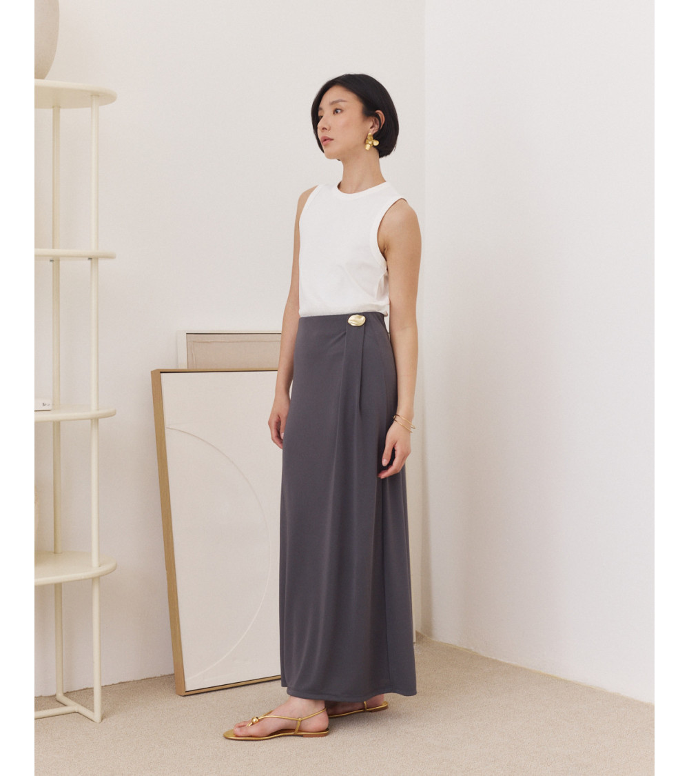 FALDA LARGA FLUIDA CON DETALLE DE BOTÓN DORADO LATERAL | MULAYA