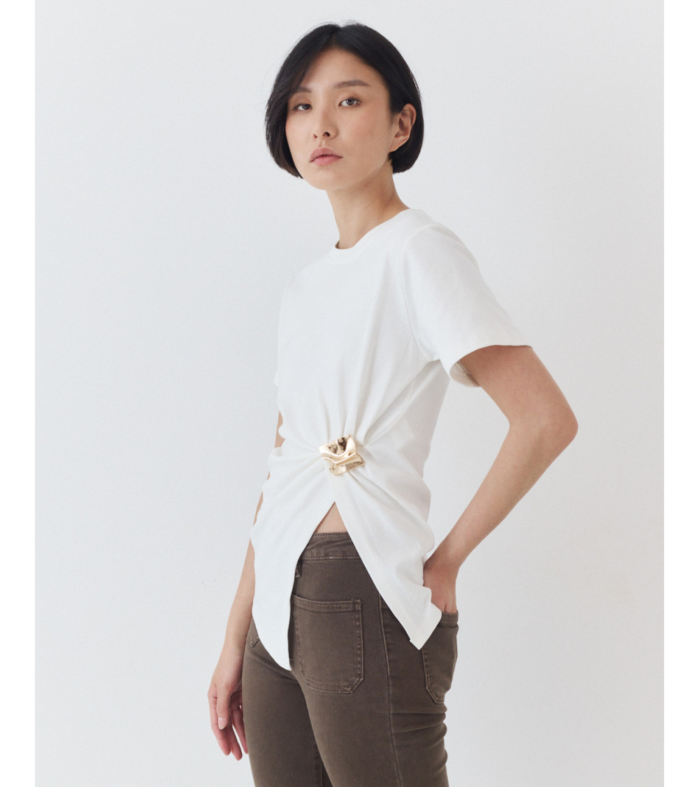CAMISETA CON FRUNCIDO Y BROCHE DORADO | MULAYA