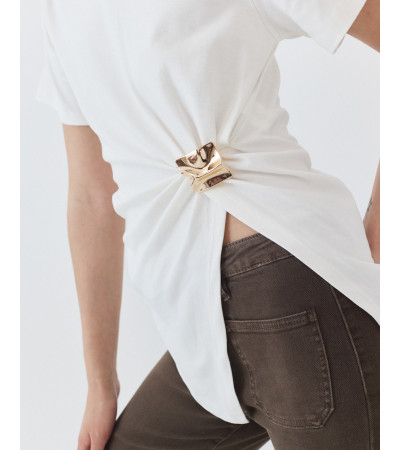 CAMISETA CON FRUNCIDO Y BROCHE DORADO | MULAYA