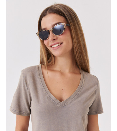 CAMISETA BÁSICA DE MANGA CORTA CON CUELLO EN V | MULAYA