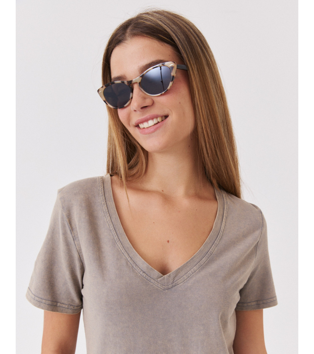 CAMISETA BÁSICA DE MANGA CORTA CON CUELLO EN V | MULAYA