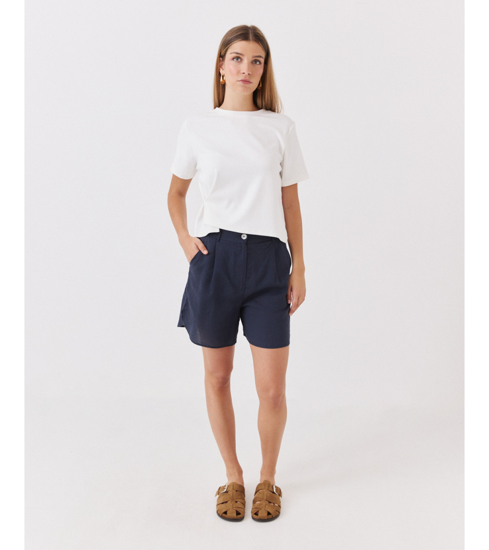 PANTALÓN CORTO CON PINZAS Y BAJO REDONDEADO | MULAYA