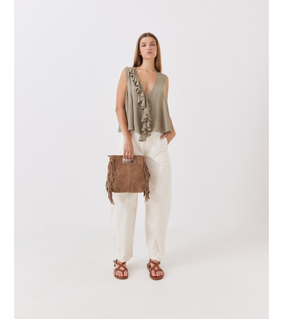 BLUSA CON ESCOTE EN PICO Y VOLANTE ASIMÉTRICO | MULAYA